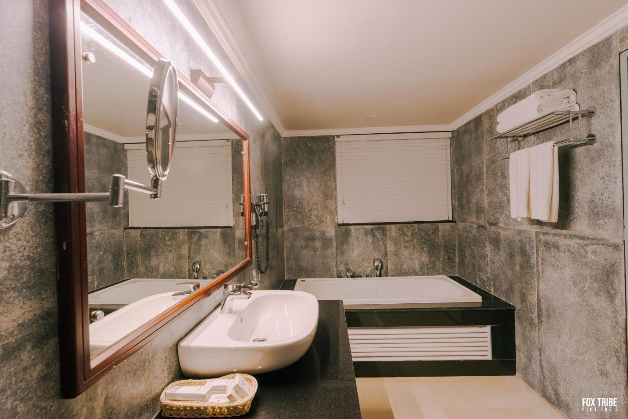 Earl's Regent Hotel Negombo