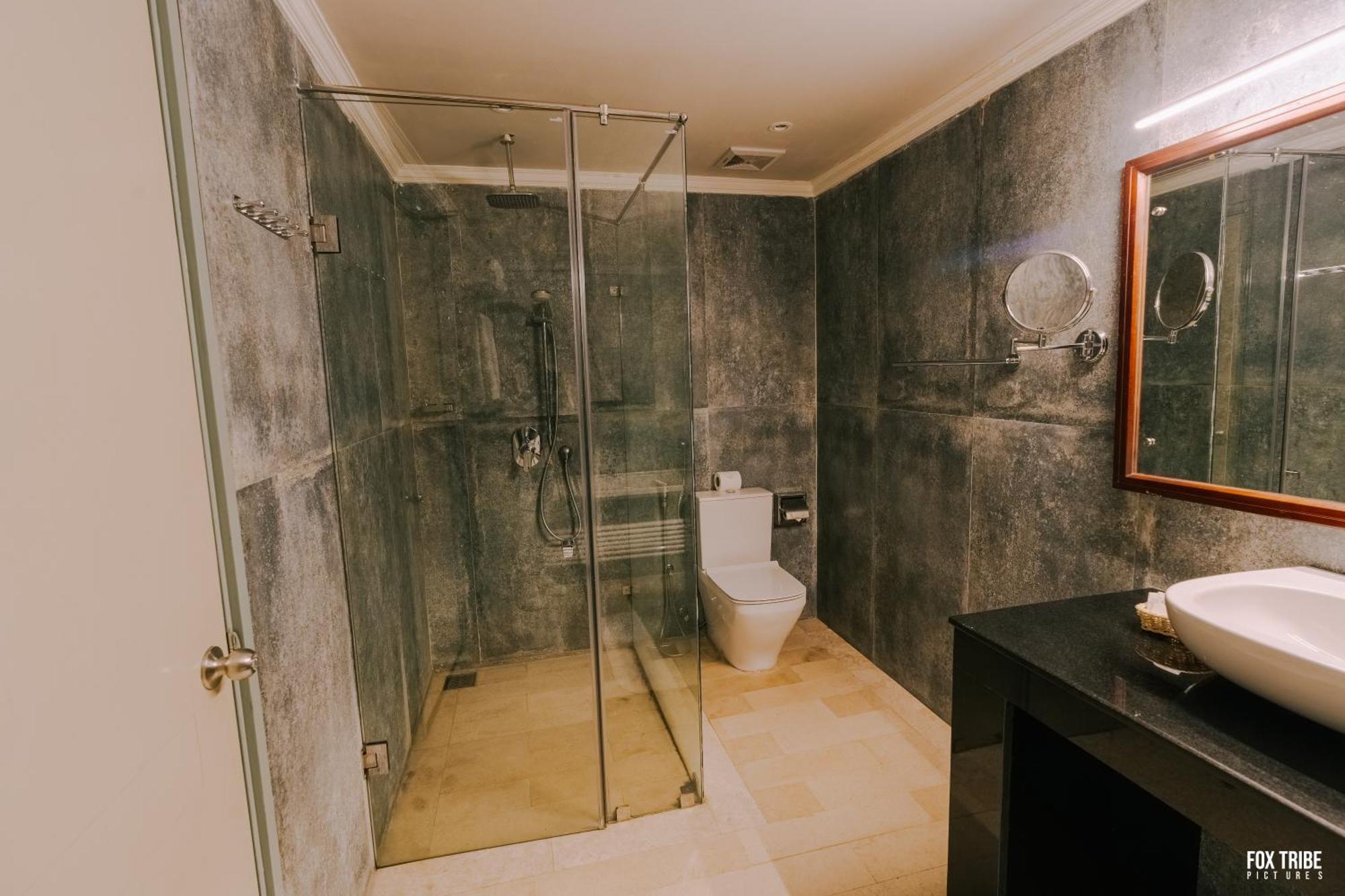 Earl's Regent Hotel 4*
